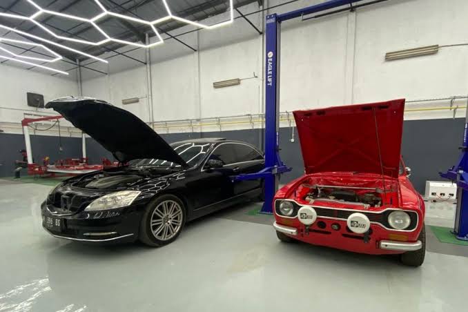 Teknisi AutoCare sedang melakukan servis kendaraan
